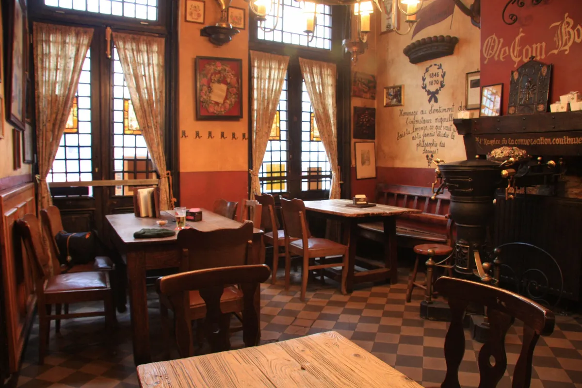 La Fleur en Papier Doré : le café classé où Magritte avait sa table